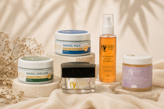 Fond beige doré avec des reflets de feuilles de palmier en ombres douces, évoquant une atmosphère naturelle et apaisante.