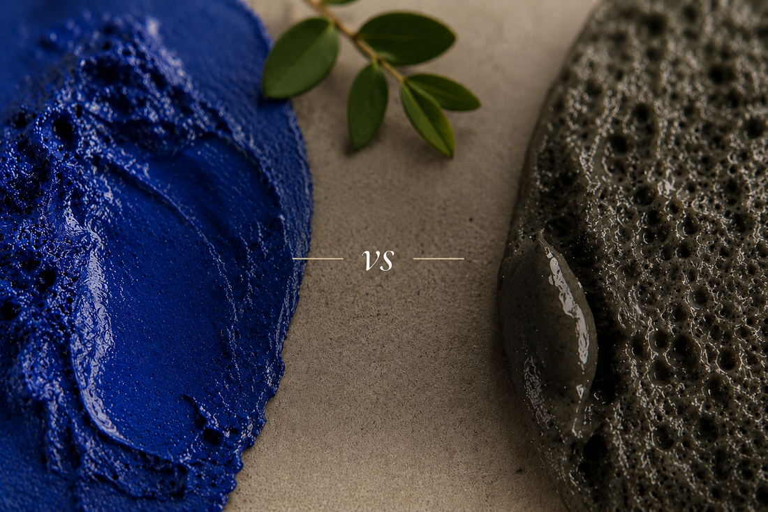 Deux textures de masques visage côte à côte : un masque bleu intense à gauche et un masque vert foncé granuleux à droite, avec des feuilles fraîches en arrière-plan sur fond de pierre.
