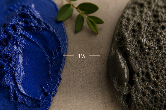 Deux textures de masques visage côte à côte : un masque bleu intense à gauche et un masque vert foncé granuleux à droite, avec des feuilles fraîches en arrière-plan sur fond de pierre.