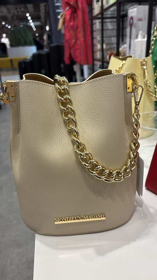 Sac seau en cuir beige – Chaîne dorée